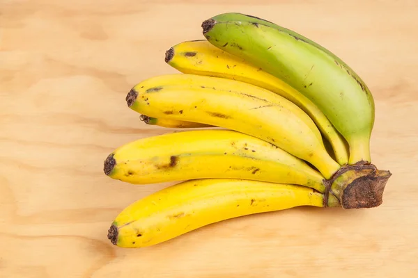 木制背景的成熟香蕉束 — 图库照片