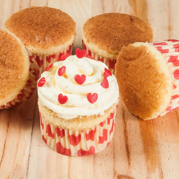 Leckere Cupcakes Zum Valentinstag Dekoriert — Stockfoto