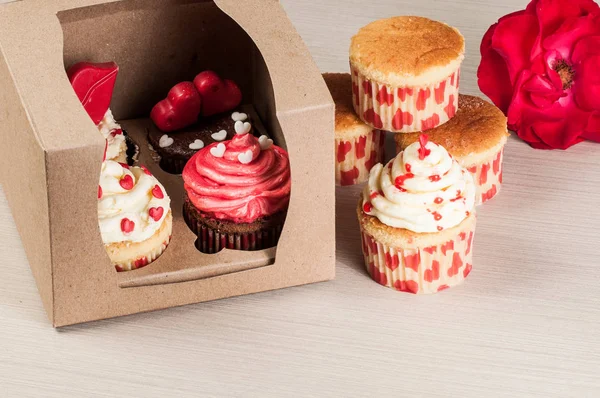 Νόστιμο Cupcakes Διακοσμημένα Για Την Ημέρα Του Αγίου Βαλεντίνου — Φωτογραφία Αρχείου