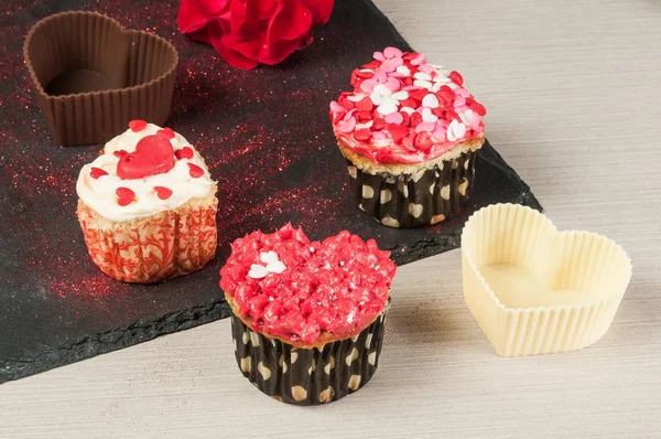 Νόστιμο Cupcakes Διακοσμημένα Για Την Ημέρα Του Αγίου Βαλεντίνου — Φωτογραφία Αρχείου