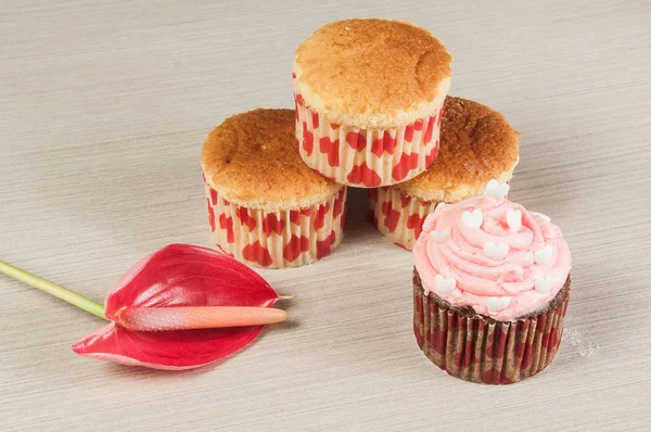 Leckere Cupcakes Zum Valentinstag Dekoriert — Stockfoto