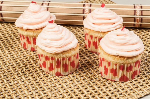 Leckere Cupcakes Zum Valentinstag Dekoriert — Stockfoto