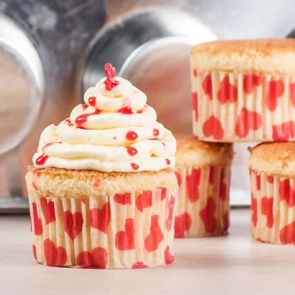 Leckere Hausgemachte Cupcakes Zum Valentinstag Dekoriert — Stockfoto