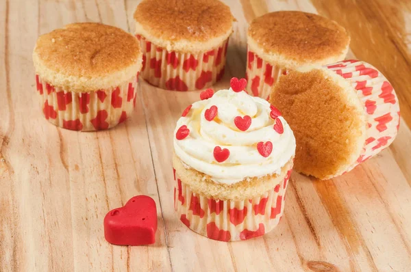 Leckere Hausgemachte Cupcakes Zum Valentinstag Dekoriert — Stockfoto