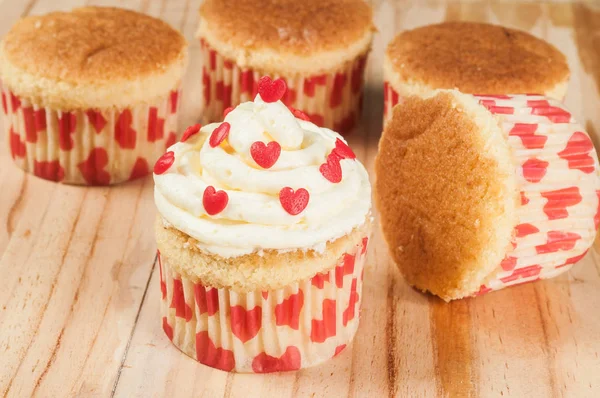 Leckere Hausgemachte Cupcakes Zum Valentinstag Dekoriert — Stockfoto