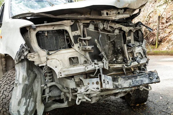 交通事故で破損した自動車の前面 — ストック写真
