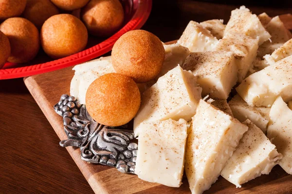 Buuelos ve krema geleneksel Noel yemeği