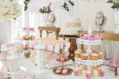 Çocuk Resepsiyon parti için tablo tatlılar ile dekore edilmiş