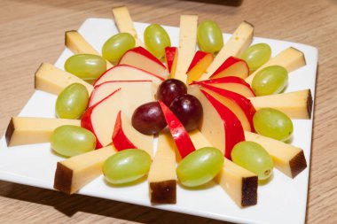 atıştırmalıklar, peynir ve üzüm ile plaka
