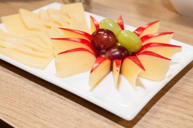 atıştırmalıklar, peynir ve üzüm ile plaka