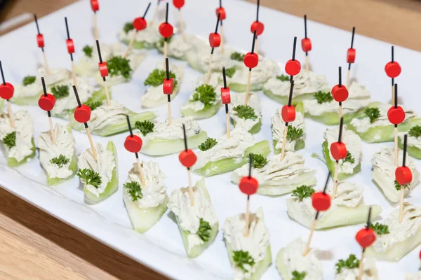 Mesa Servida Con Aperitivo Diferente — Foto de Stock