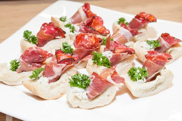 Lanches Fatias Pão Com Hamon Prosciutto — Fotografia de Stock