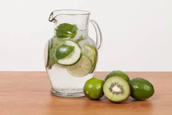 Acqua Naturale Rinfrescante Fatta Casa Aromatizzata Con Limone Kiwi Foglie — Foto Stock