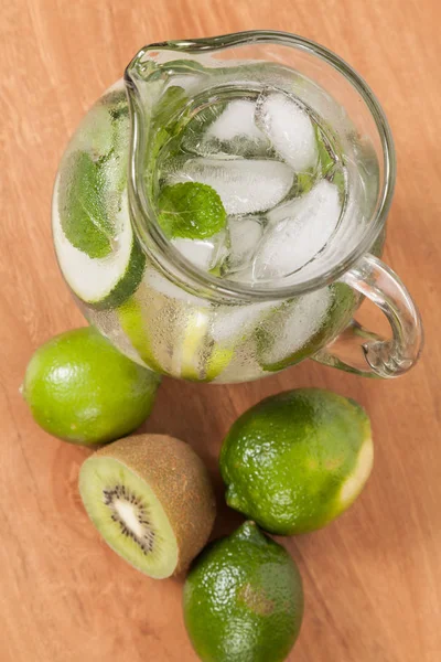 Água Natural Refrescante Caseira Aromatizada Com Limão Kiwi Folhas Hortelã — Fotografia de Stock