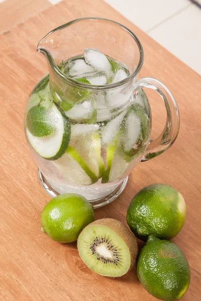 Água Natural Refrescante Caseira Aromatizada Com Limão Kiwi Folhas Hortelã — Fotografia de Stock