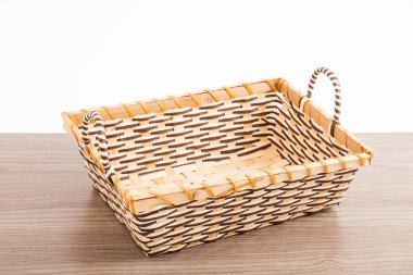 Beyaz arkaplanda boş Hasır Sepet