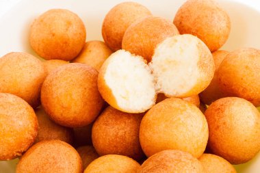 Geleneksel Kolombiya buuelo - beyaz arka plan üzerinde derin kızarmış peynir ekmek