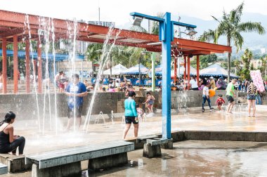 Medellin, antioquia/Kolombiya 6 Ocak 2019 eğlence parkı Ditaires çocuk ve yetişkin bir gün güneş su jetleri ile oynarken zevk