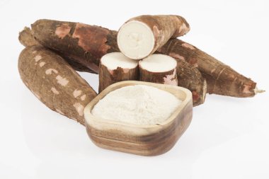 Ham cassava nişasta - Manihot esculenta. Beyaz arka plan üzerinde