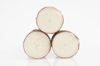 Beyaz arka plan-Manihot esculenta üzerinde ham avize ağacı. (Manyok ham yumru)