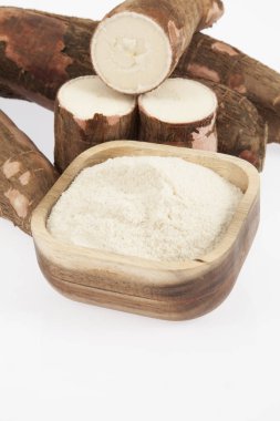 Ham cassava nişasta - Manihot esculenta. Beyaz arka plan üzerinde