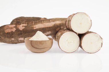 Ham cassava nişasta - Manihot esculenta. Beyaz arka plan üzerinde
