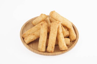 lezzetli kızarmış yucca beyaz arka plan üzerinde sopa