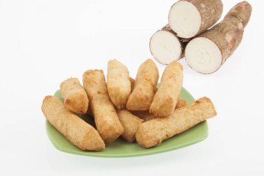 lezzetli kızarmış yucca beyaz arka plan üzerinde sopa