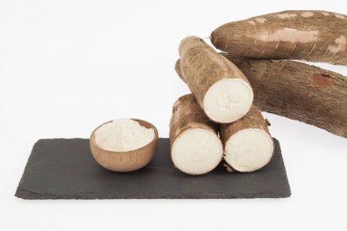 Ham cassava nişasta - Manihot esculenta. Beyaz arka plan üzerinde