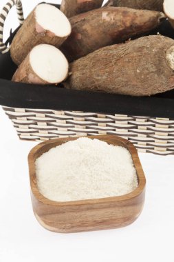 Ham cassava nişasta - Manihot esculenta. Beyaz arka plan üzerinde