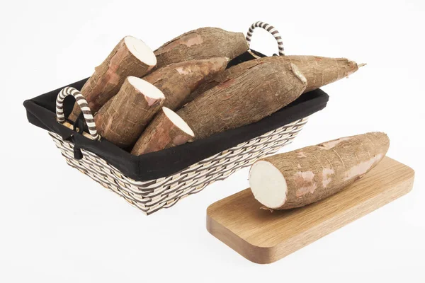 Råa Yucca Vit Bakgrund Manihot Esculenta Kassava Raw Tuber — Stockfoto