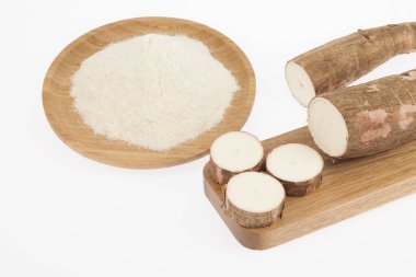 Ham cassava nişasta - Manihot esculenta. Beyaz arka plan üzerinde