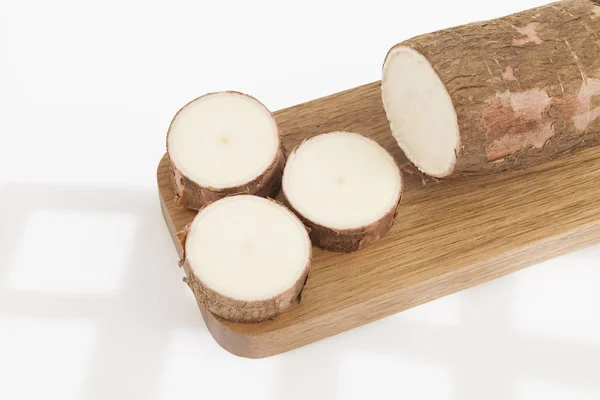 Råa Yucca Vit Bakgrund Manihot Esculenta Kassava Raw Tuber — Stockfoto