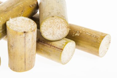 Beyaz zemin üzerine şeker kamışı