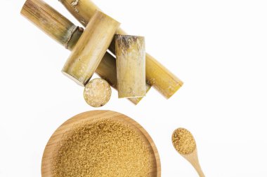 Beyaz arka plan üzerinde kahverengi şeker ile ahşap yemek