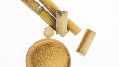 Beyaz arka plan üzerinde kahverengi şeker ile ahşap yemek