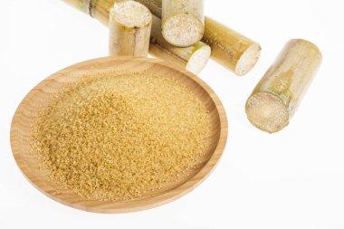 Beyaz arka plan üzerinde kahverengi şeker ile ahşap yemek