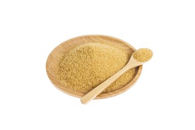 Beyaz arka plan üzerinde kahverengi şeker ile ahşap yemek