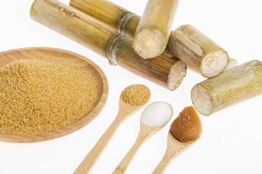 Beyaz arka plan üzerinde beyaz şeker, kahverengi şeker ve şeker kamışı panela