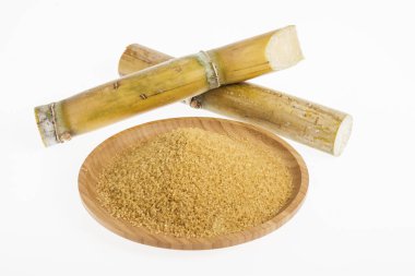 Beyaz arka plan üzerinde kahverengi şeker ile ahşap yemek