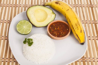 avokado, beyaz pirinç, muz ve beyaz zemin üzerine limon