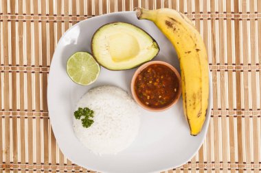 avokado, beyaz pirinç, muz ve beyaz zemin üzerine limon