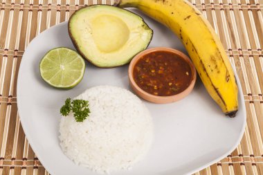 avokado, beyaz pirinç, muz ve beyaz zemin üzerine limon