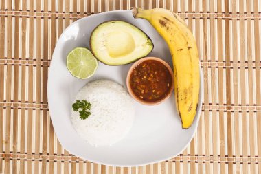 avokado, beyaz pirinç, muz ve beyaz zemin üzerine limon