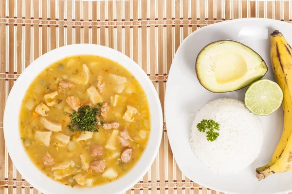 おいしい典型的なコロンビア アボカド バナナ 白米とスープの Mondongo — ストック写真