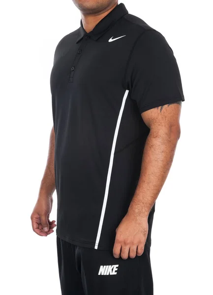 哥伦比亚麦德林 2019年2月21日 白色背景上的男性品牌耐克的 T恤黑色 — 图库照片