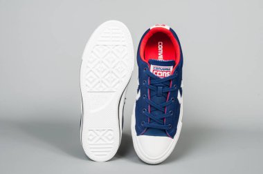 Spor Medellin, Kolombiya - 24 Şubat 2019: Converse ayakkabıları gri arka plan üzerinde