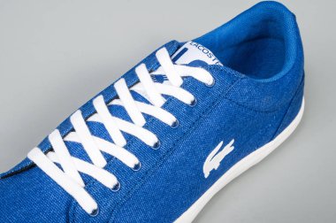 Spor Medellin, Kolombiya - 24 Şubat 2019: Lacoste ayakkabıları gri arka plan üzerinde