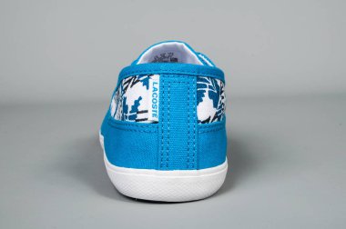 Spor Medellin, Kolombiya - 24 Şubat 2019: Lacoste ayakkabıları gri arka plan üzerinde