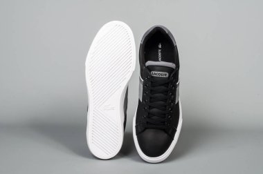 Spor Medellin, Kolombiya - 24 Şubat 2019: Lacoste ayakkabıları gri arka plan üzerinde